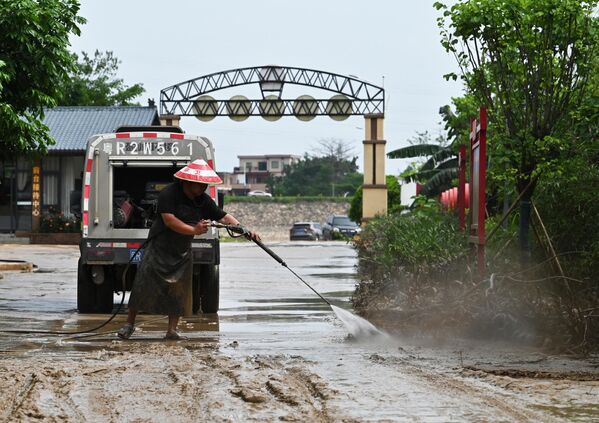 Công nhân dọn bùn rác trên đường sau khi mưa lớn làm ngập lụt khu vực Thanh Viễn, phía bắc của tỉnh Quảng Đông, Trung Quốc - Sputnik Việt Nam