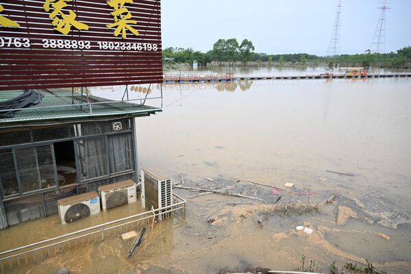 Nhà hàng bị ngập do mưa lớn ở Thanh Viễn, phía bắc của tỉnh Quảng Đông, Trung Quốc - Sputnik Việt Nam