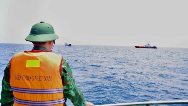 Các chiến sỹ Bộ Chỉ huy Bộ đội biên phòng tỉnh Quảng Ngãi tìm kiếm các nạn nhân còn mất tích trong vụ chìm sà lan - Sputnik Việt Nam
