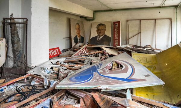 Những tấm áp phích cũ và chân dung các nhân vật chính trị trong tòa nhà bỏ hoang ở Pripyat - Sputnik Việt Nam