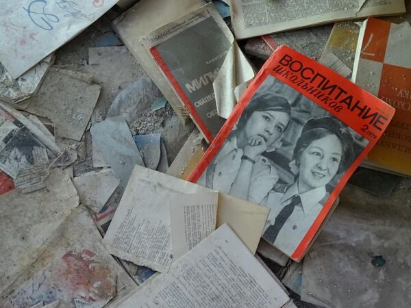 Cuốn tạp chí cũ trong tòa nhà bỏ hoang ở Pripyat - Sputnik Việt Nam