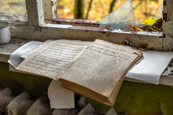 Cuốn sách nhạc trên bậu cửa sổ căn hộ bỏ hoang ở Chernobyl - Sputnik Việt Nam