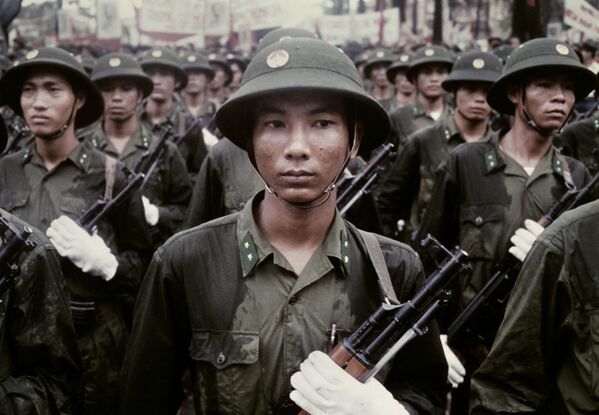 Các chiến sĩ Quân Giải phóng Nhân dân trong cuộc duyệt binh ở Sài Gòn - Sputnik Việt Nam