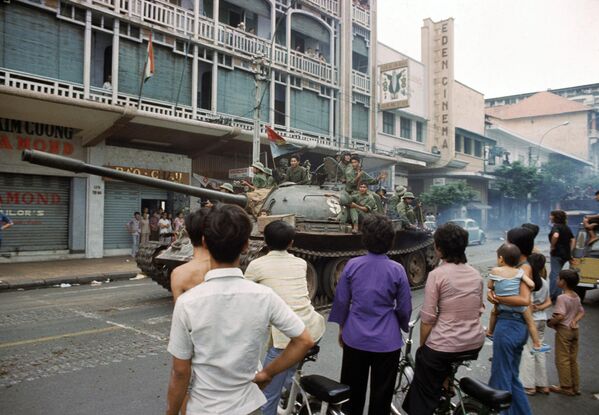 Xe tăng của quân giải phóng ở Sài Gòn, ngày 30 tháng 4 năm 1975, Việt Nam - Sputnik Việt Nam