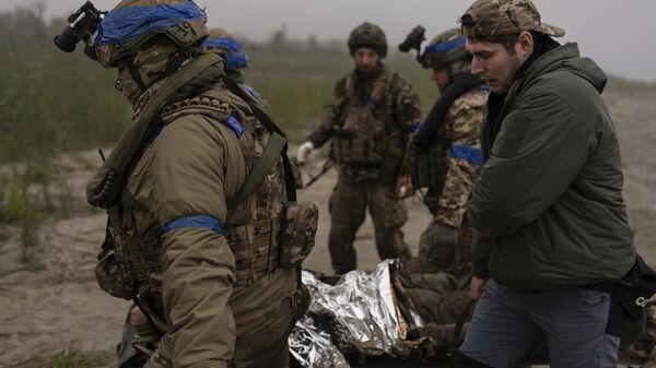 Украинские военные переносят раненого сослуживца - Sputnik Việt Nam