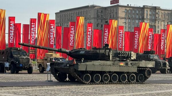 Трофейный немецкий танк Leopard на Поклонной горе в Москве - Sputnik Việt Nam