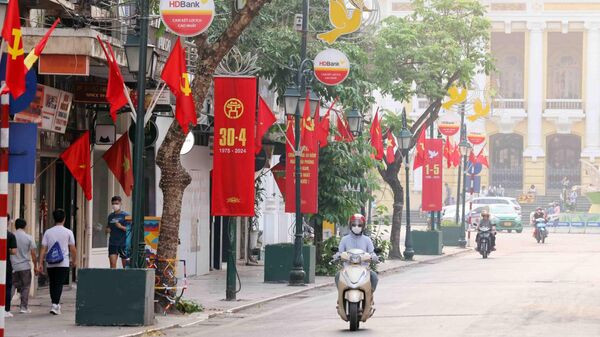 Hà Nội rực rỡ chào mừng 49 năm Ngày Giải phóng miền Nam, thống nhất đất nước - Sputnik Việt Nam