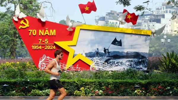 Hà Nội rực rỡ chào mừng 49 năm Ngày Giải phóng miền Nam, thống nhất đất nước - Sputnik Việt Nam