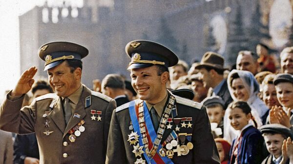 Các phi công-nhà du hành vũ trụ, Anh hùng Liên Xô Yury Gagarin (phải) và Pavel Popovich trên bục dành cho khách mời trong cuộc mit tinh nhân ngày Quốc tế Lao động của công nhân trên Quảng trường Đỏ ở Moskva. - Sputnik Việt Nam