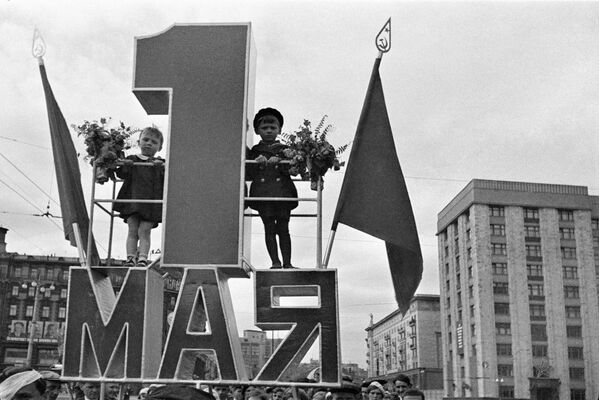 Diễu hành ngày 1 tháng Năm của công nhân trên Quảng trường Đỏ. Moskva, 1939. - Sputnik Việt Nam