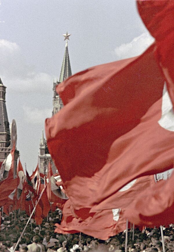 Kỷ niệm ngày 1 tháng 5 tại Moskva. Diễu hành của công nhân trên Quảng trường Đỏ. - Sputnik Việt Nam