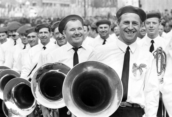 Các nhạc công của dàn nhạc tổng hợp. Mit tinh rầm rộ trên Quảng trường Đỏ nhân Ngày Quốc tế Lao động. Ngày 1 tháng 5 năm 1969. - Sputnik Việt Nam