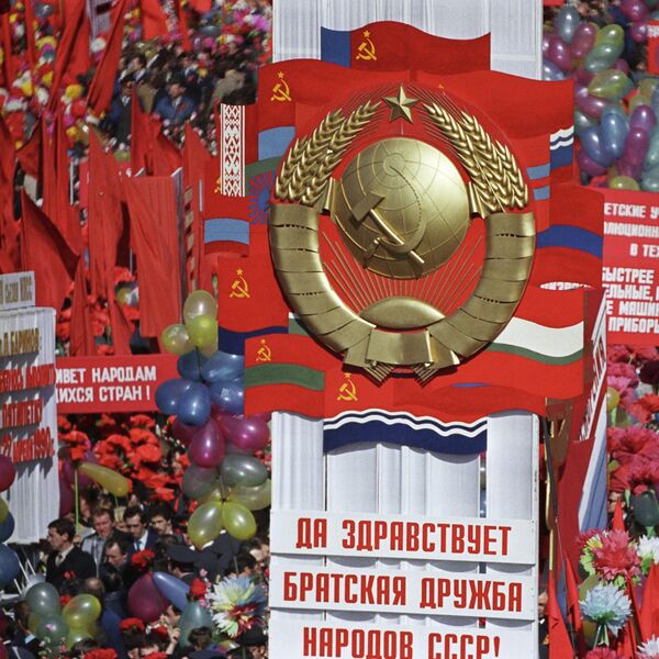 Lễ hội mit tinh trên Quảng trường Đỏ. Ngày quốc tế lao động. Ngày 1 tháng 5 năm 1986 (tái lập). - Sputnik Việt Nam