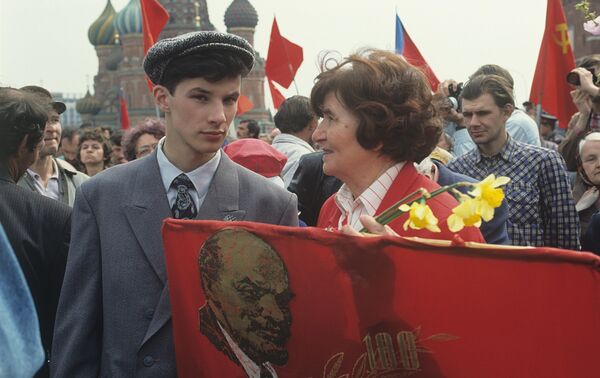 Ngày 1 tháng Năm, mit tinh và tập hợp những người ủng hộ các phong trào Lao động Nga và Lao động Moskva. Những người tham gia cuộc mit tinh trên Quảng trường Đỏ. - Sputnik Việt Nam