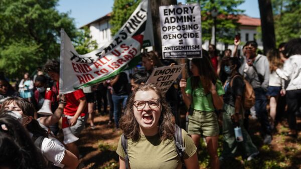 Студенты на пропалестинском протесте против войны в Газе в Университете Эмори, США - Sputnik Việt Nam