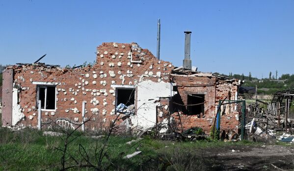 Tòa nhà dân cư bị hư hại do pháo kích ở làng Liman 1, tỉnh Kharkov - Sputnik Việt Nam
