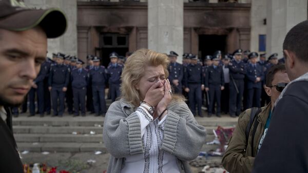 Người phụ nữ khóc tại Nhà Công đoàn ở Odessa - Sputnik Việt Nam