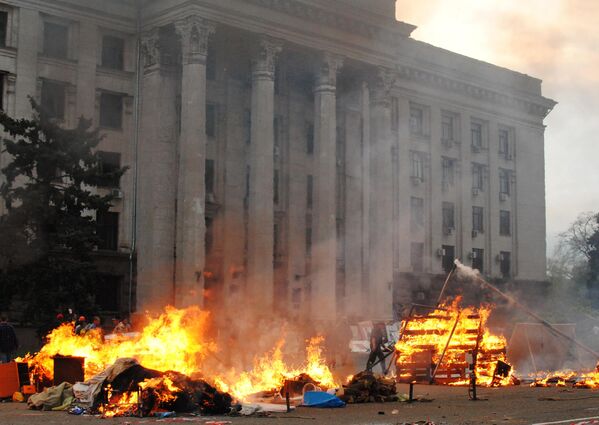 Đốt lều của các nhà hoạt động chống Maidan trên Cánh đồng Kulikovo gần Nhà Công đoàn ở Odessa - Sputnik Việt Nam