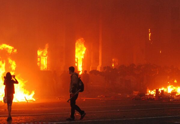 Hỏa hoạn tại Nhà Công đoàn ở Odessa. Ở phía trước: các thành viên của phong trào &#x27;&#x27;Right Sector&#x27;&#x27;, vợ chồng Varvara và Yury Chernoivanenko - Sputnik Việt Nam