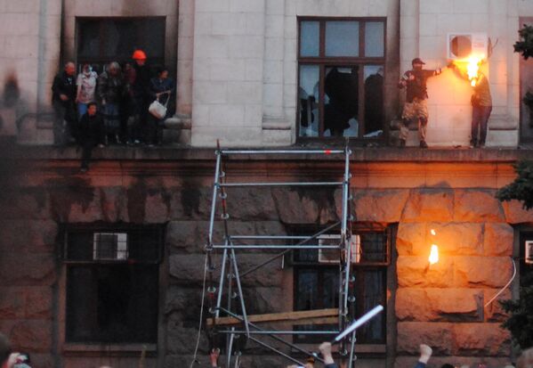 Những người nhảy xuống mái hiên trong vụ hỏa hoạn ở Nhà Công đoàn ở Odessa. Bên phải: miếng giẻ tẩm hỗn hợp dễ cháy từ chai cocktail Molotov ném vào mặt và tóc cô gái - Sputnik Việt Nam