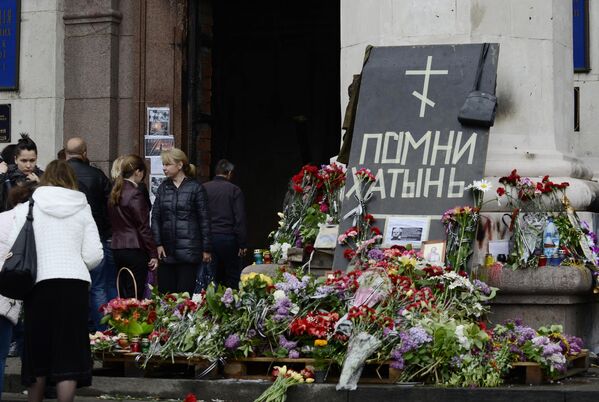 Cư dân thành phố đặt hoa tưởng nhớ những người thiệt mạng trong vụ hỏa hoạn tại Nhà Công đoàn trên khu vực lều trại Cánh đồng Kulikovo ở Odessa - Sputnik Việt Nam