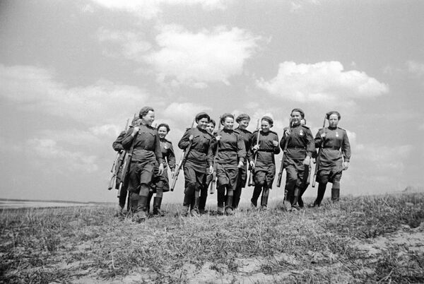Nhóm nữ xạ thủ của Tập đoàn quân số 33 củaLiên Xô tiến vào vị trí - Sputnik Việt Nam