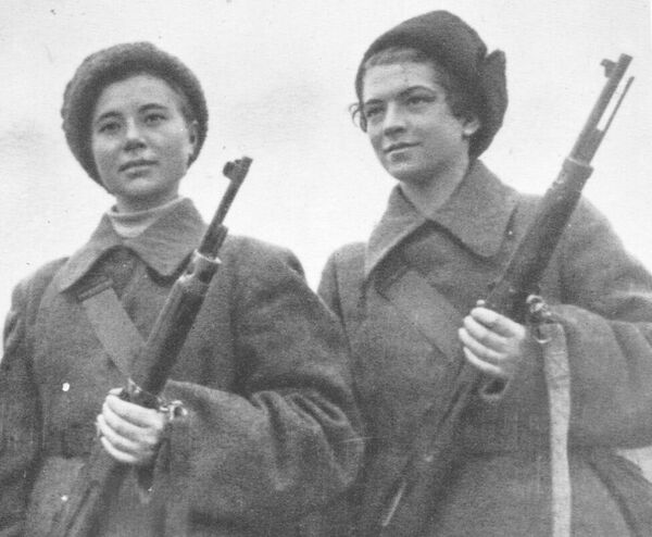 Xạ thủ bắn tỉa Maria Polivanova và Natalia Kovshova - Sputnik Việt Nam