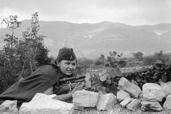 Elizaveta Mironova - một trong số ít cô gái từng chiến đấu trong Lữ đoàn Thủy quân lục chiến cờ đỏ số 255 của Hạm đội Biển Đen, sĩ quan cấp cao của Hạm đội Đỏ. Tiêu diệt ít nhất 34 kẻ thù. Nữ chiến sĩ hy sinh vì vết thương nghiêm trọng trong chiến dịch đổ bộ trong quá trình giải phóng Novorossiysk - Sputnik Việt Nam