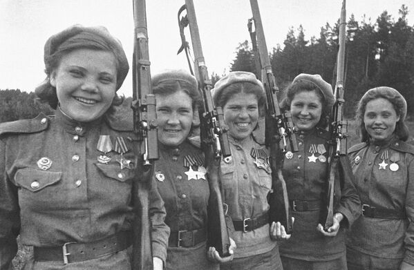 Nhóm nữ xạ thủ bắn tỉa Liên Xô đang huấn luyện, ngay trước khi ra mặt trận. Từ trái sang phải: những người nhận Huân chương Vinh quang, các tay súng bắn tỉa Nina Lobkovskaya, Lyuba Makarova, Shura Vinogradova, Yulia Belousova và Anya Nosova. Mặt trận Baltic thứ 2 - Sputnik Việt Nam