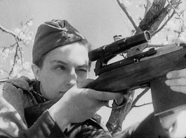 Nữ xạ thủ Lyudmila Pavlichenko khai hỏa trúng đích. Đến tháng 7 năm 1942, cô đã tiêu diệt 309 tên phát xít Đức bằng súng bắn tỉa - Sputnik Việt Nam