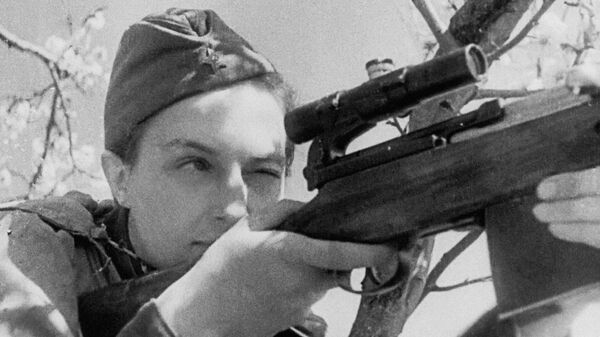 Nữ xạ thủ Lyudmila Pavlichenko khai hỏa trúng đích. Đến tháng 7 năm 1942, cô đã tiêu diệt 309 tên phát xít Đức bằng súng bắn tỉa - Sputnik Việt Nam