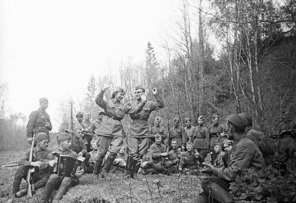 Cuộc chiến tranh vệ quốc vĩ đại 1941-1945 Những giờ bình yên ở tiền tuyến. Vũ điệu của xạ thủ Zita Ganieva. Từ ngày 12 tháng 4 đến ngày 23 tháng 5 năm 1942, tay súng bắn tỉa trinh sát của tiểu đoàn trinh sát súng trường cơ giới số 151 của sư đoàn này, Ziba Ganieva, hoạt động trong khu vực các làng Chernoye, Lunevo, Ozhestsy và Dyagilevo, đã tiêu diệt 20 quân Đức, trong đó có 2 sĩ quan - Sputnik Việt Nam