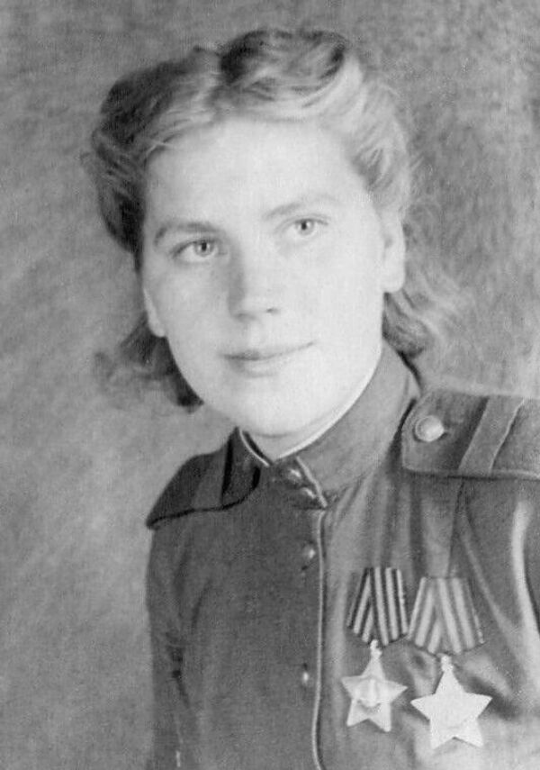 Xạ thủ Roza Egorovna Shanina. Trong một thời gian ngắn ở mặt trận (từ 1943 đến 1945), cô đã trở thành một trong số ít tay súng bắn tỉa đơn xuất sắc của Hồng quân. Tên của cô được biết đến trên mọi mặt trận, cũng như tên của các tay súng bắn tỉa Vasilya Zaitseva và Lyudmila Pavlichenko. Theo cung cấp của các nhà báo Mỹ ở châu Âu, cô được gọi là “Nỗi kinh hoàng vô hình ở Đông Phổ”, còn đồng bào gọi cô đơn giản là “Nỗi khinh hoàng của bọn phát xít”. Theo thông tin được xác nhận, Rosa đã tiêu diệt 59 binh sĩ và sĩ quan địch - Sputnik Việt Nam