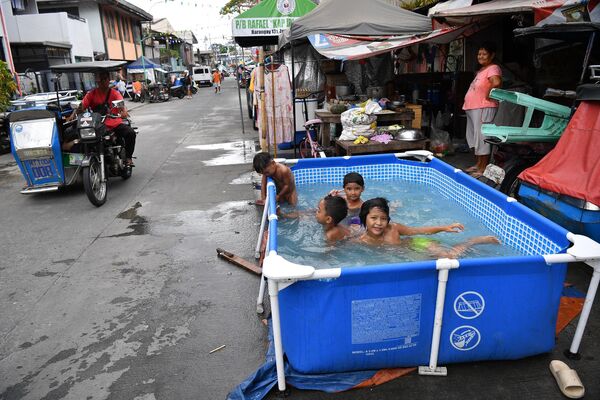 Trẻ em bơi trong hồ bơi trong đợt nắng nóng ở Manila - Sputnik Việt Nam