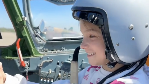 Một cô bé chào đón các phi công Archangel bằng lá cờ Nga - Sputnik Việt Nam