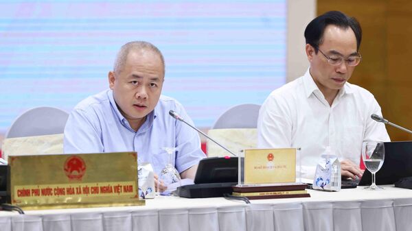 Thứ trưởng Bộ Kế hoạch và Đầu tư Đỗ Thành Trung trả lời câu hỏi của các nhà báo - Sputnik Việt Nam