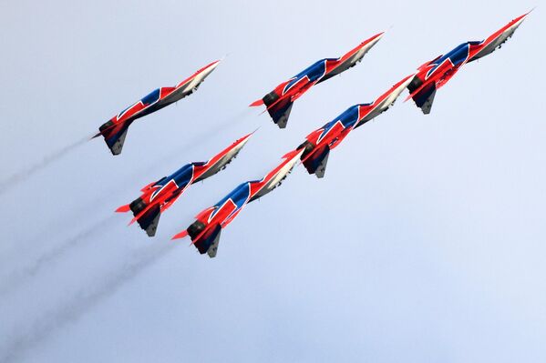Máy bay chiến đấu MiG-29 của nhóm nhào lộn trên không &quot;Cánh én&quot; biểu diễn tại lễ hội hàng không &quot;Tôi chọn bầu trời!&quot; kỷ niệm Ngày Lực lượng Không quân Nga ở Kazan - Sputnik Việt Nam