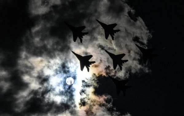 Nhóm phi công thuật lái &quot;Cánh én&quot; trên máy bay chiến đấu MiG-29 tại Diễn đàn kỹ thuật quân sự quốc tế lần thứ IV &quot;Army-2018&quot; - Sputnik Việt Nam