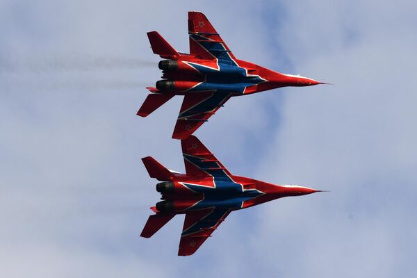 Tiêm kích MiG-29 của nhóm nhào lộn trên không &quot;Cánh én&quot; biểu diễn tại lễ hội hàng không &quot;Tôi chọn bầu trời!&quot; nhân dịp Ngày Không quân Nga ở Kazan - Sputnik Việt Nam