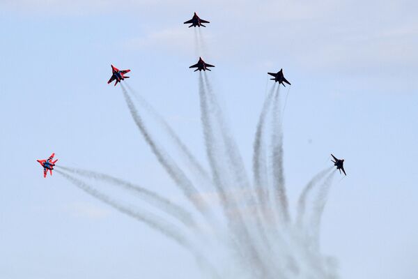 Máy bay chiến đấu MiG-29 của nhóm thuật lái &quot;Cánh én&quot; biểu diễn tại lễ hội hàng không &quot;Tôi chọn bầu trời!&quot; nhân dịp Ngày Không quân Nga ở Kazan - Sputnik Việt Nam