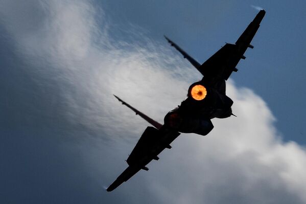 Máy bay MiG-29UB của nhóm thuật lái &quot;Cánh én&quot; trong chương trình bay khai mạc diễn đàn kỹ thuật quân sự quốc tế &quot; Army -2022&quot; ở Kubinka - Sputnik Việt Nam