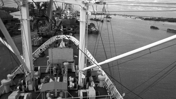 Tàu động cơ Liên Xô cập bến cảng Hải Phòng - Sputnik Việt Nam