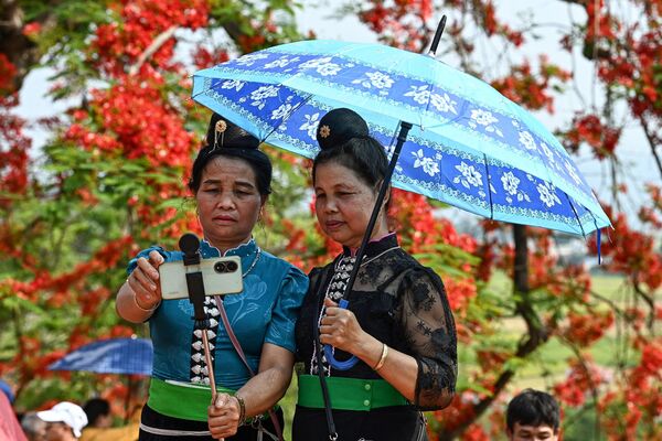 Phụ nữ Việt Nam trong trang phục truyền thống chụp ảnh trên đỉnh đồi ở Điện Biên Phủ trước lễ kỷ niệm 70 năm chiến thắng Điện Biên Phủ - Sputnik Việt Nam