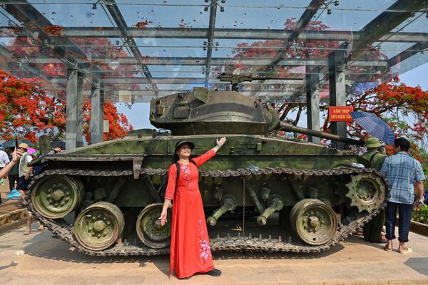 Người phụ nữ trong trang phục truyền thống của Việt Nam tạo dáng bên xe tăng Pháp trên đỉnh đồi ở Điện Biên Phủ trước thềm kỷ niệm 70 năm chiến thắng Điện Biên Phủ - Sputnik Việt Nam