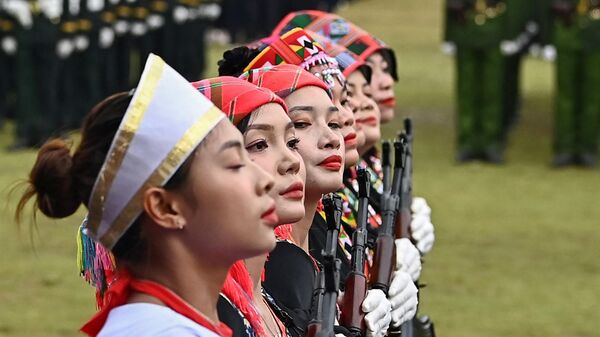 Phụ nữ Việt Nam trong trang phục truyền thống và tay cầm vũ khí diễu hành kỷ niệm 70 năm chiến thắng Điện Biên Phủ, Việt Nam - Sputnik Việt Nam