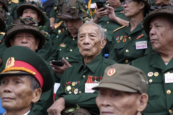 Cựu chiến binh tham gia diễu hành mừng chiến thắng ở Điện Biên Phủ, Việt Nam - Sputnik Việt Nam
