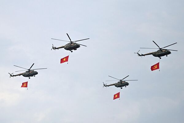 Trực thăng mang cờ Tổ quốc và cờ Đảng Cộng sản Việt Nam kỷ niệm 70 năm chiến thắng Điện Biên Phủ, Việt Nam - Sputnik Việt Nam