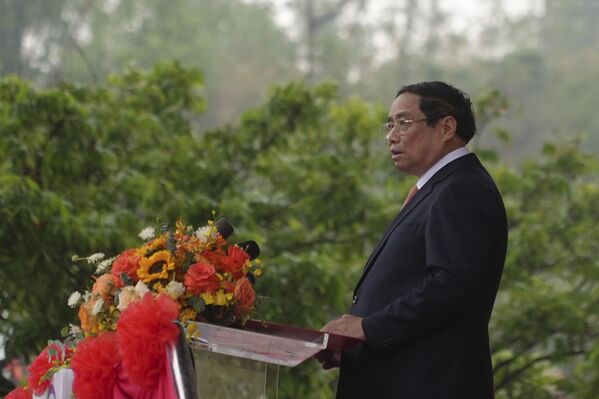 Thủ tướng Việt Nam Phạm Minh Chính phát biểu trước những người tập trung tại lễ duyệt binh mừng chiến thắng ở Điện Biên Phủ, Việt Nam - Sputnik Việt Nam
