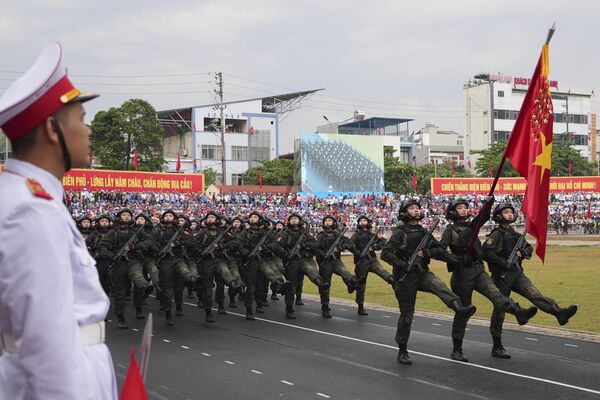 Các binh sĩ tham gia diễu hành kỷ niệm chiến thắng ở Điện Biên Phủ, Việt Nam - Sputnik Việt Nam