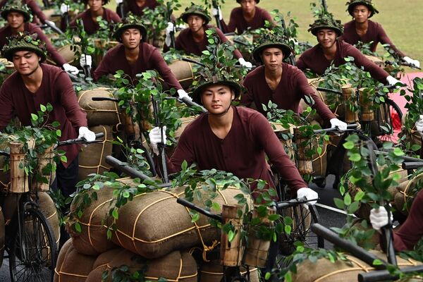 Các nghệ sĩ đạp xe mô tả hoạt động cung cấp thực phẩm và vật tư trên chiến trường Điện Biên Phủ, Việt Nam - Sputnik Việt Nam